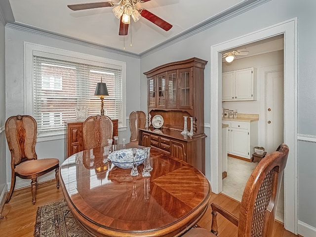 dining area featuring light wood-type flooring, crown molding, and ceiling fan