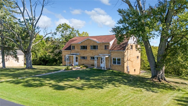 colonial-style house featuring a front lawn