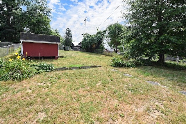 view of yard featuring a storage shed