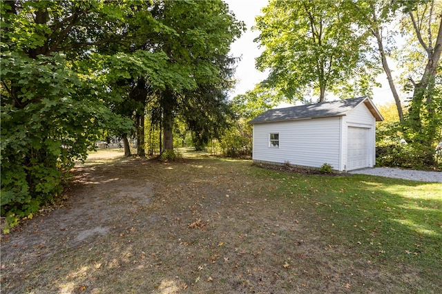 view of yard with an outbuilding and a garage