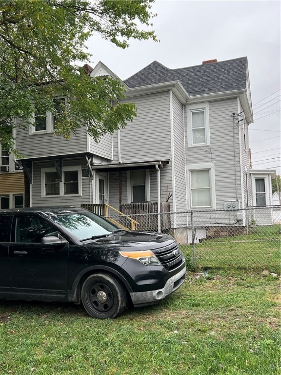 view of front of property with a front yard