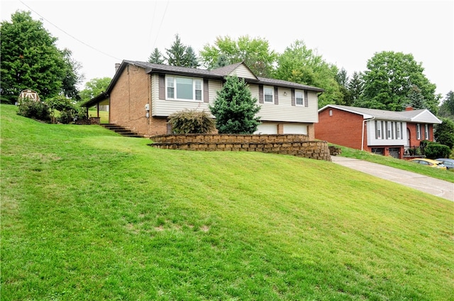 view of front facade with a front yard