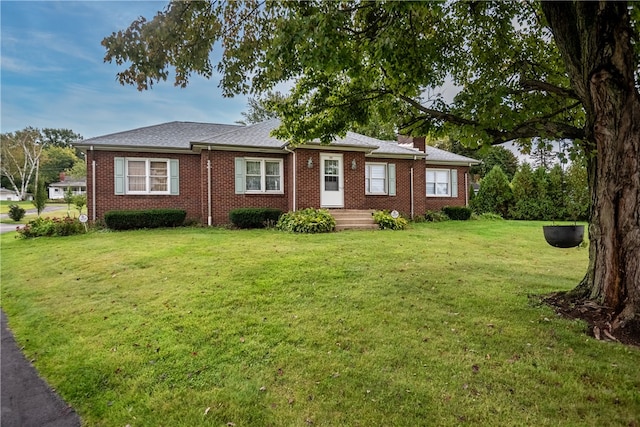 ranch-style home featuring a front lawn