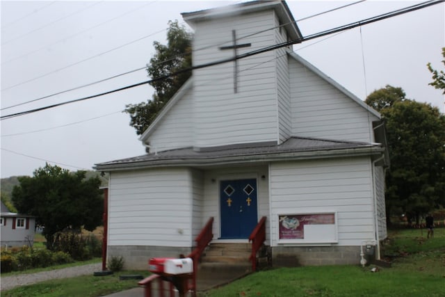 view of front facade featuring a front lawn