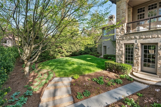 view of yard featuring a balcony