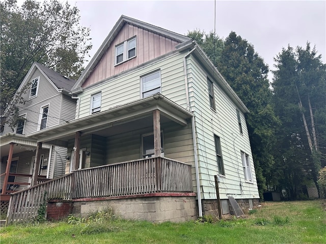 view of front of property featuring covered porch