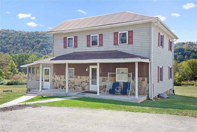 view of front of property featuring a front lawn