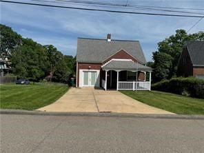 view of front of property featuring a front lawn