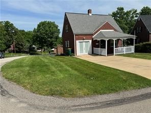 view of front facade with a front lawn