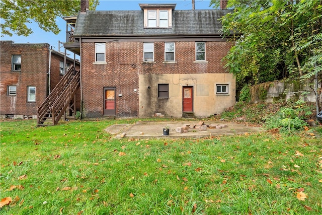 back of house featuring a lawn