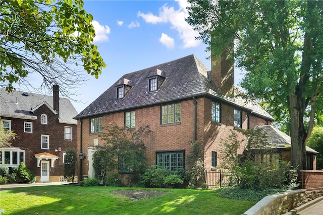 view of front of home featuring a front yard