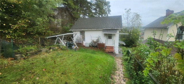 back of house featuring a yard