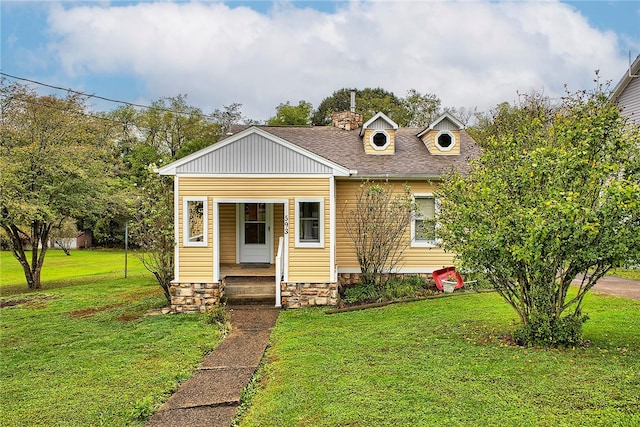 view of front of home featuring a front yard