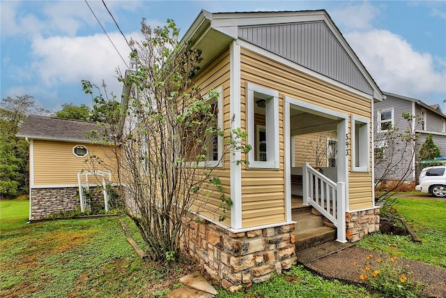 view of front facade featuring a porch and a front lawn