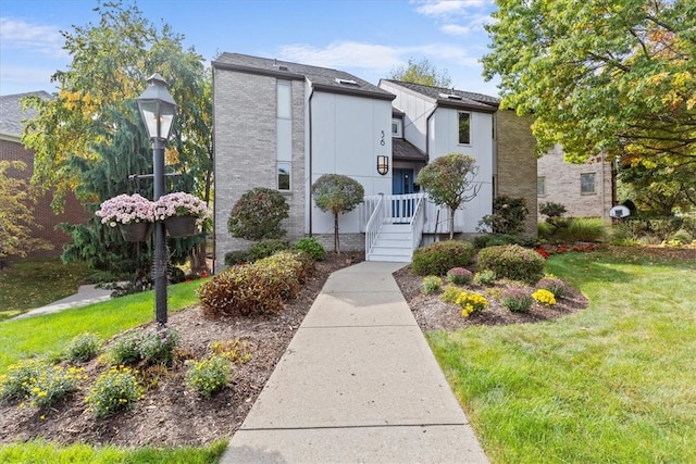 view of front of house featuring a front yard