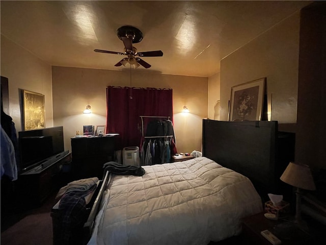 bedroom with ceiling fan