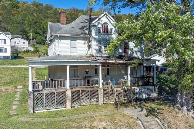 view of front of house featuring a front lawn