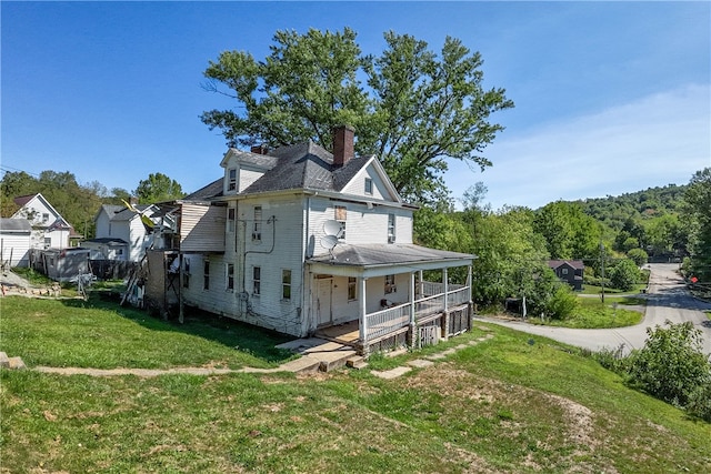 view of front of house featuring a front lawn and covered porch