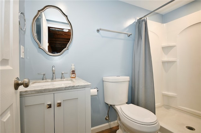 bathroom with a shower with curtain, vanity, and toilet