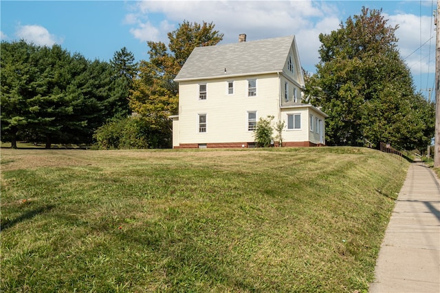 view of side of property featuring a lawn