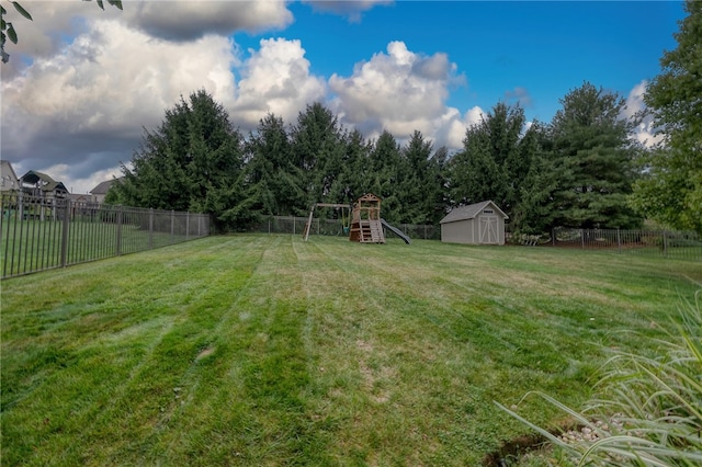 view of yard featuring a storage unit