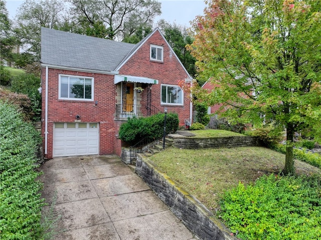 view of front facade featuring a front lawn and a garage