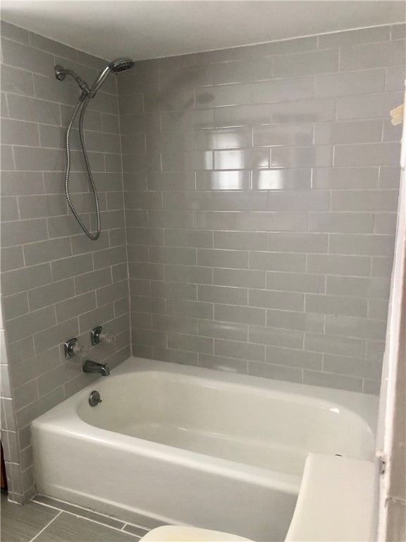 bathroom with tiled shower / bath combo