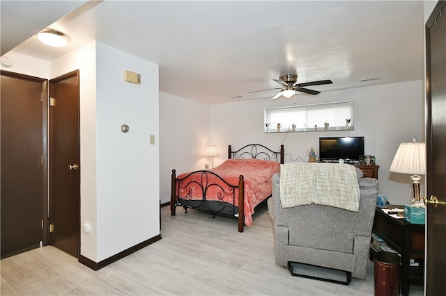 bedroom featuring light hardwood / wood-style floors and ceiling fan