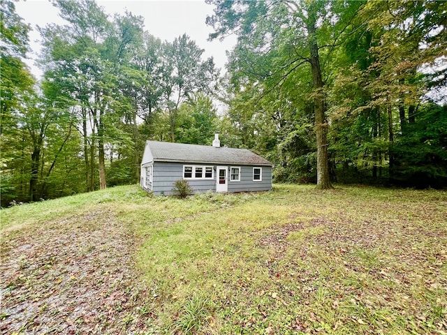 view of front of property with a front lawn