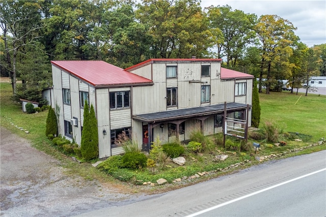 view of front of home featuring a front lawn