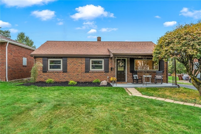 view of front of house featuring a front lawn