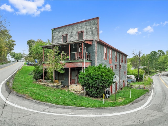 view of front of property featuring a balcony