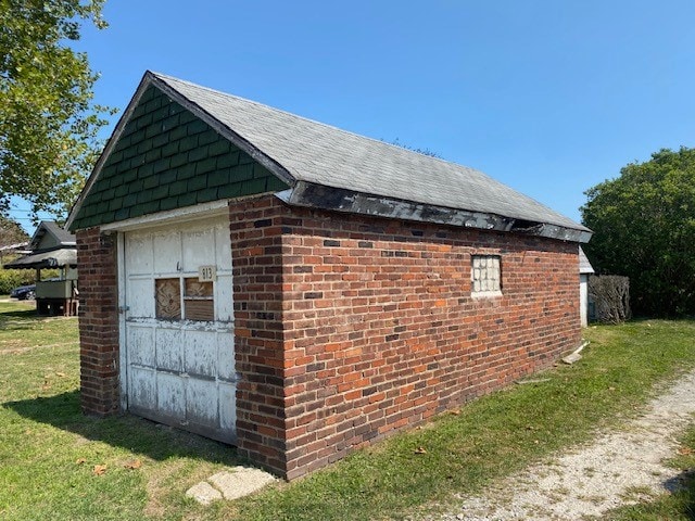 view of outdoor structure featuring a yard