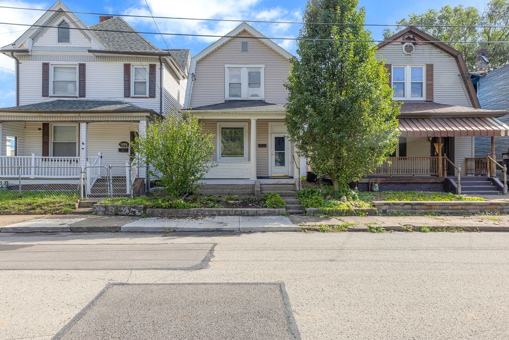 view of front of property featuring covered porch