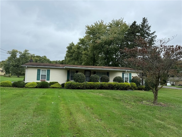 single story home with a front lawn