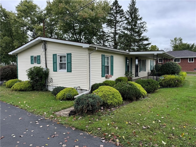 single story home with a front yard