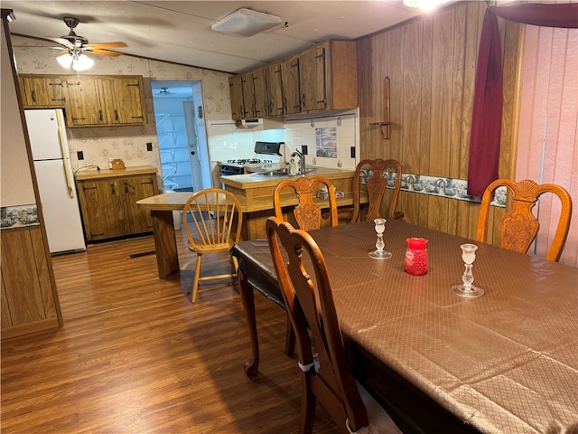 dining room with light hardwood / wood-style floors, lofted ceiling, ceiling fan, and sink