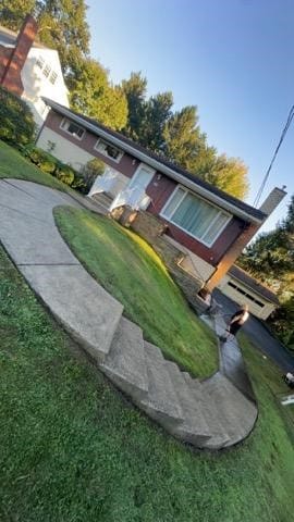 view of front facade featuring a front lawn