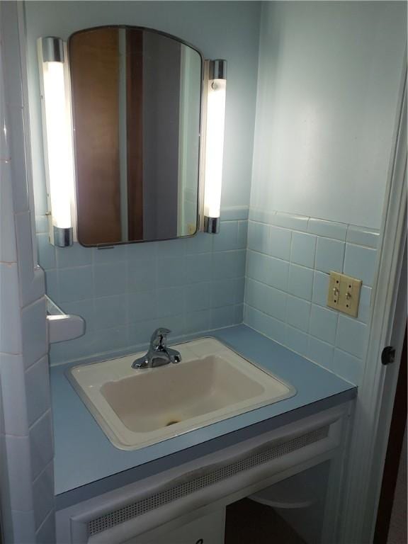 bathroom with tasteful backsplash and vanity