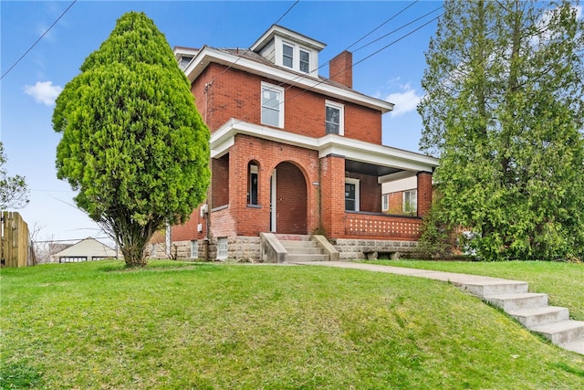 view of front of house featuring a front lawn