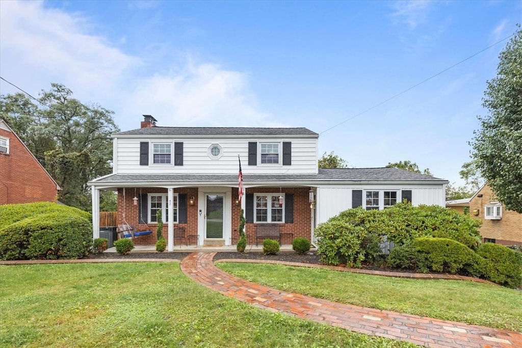 view of front of house featuring a porch and a front lawn