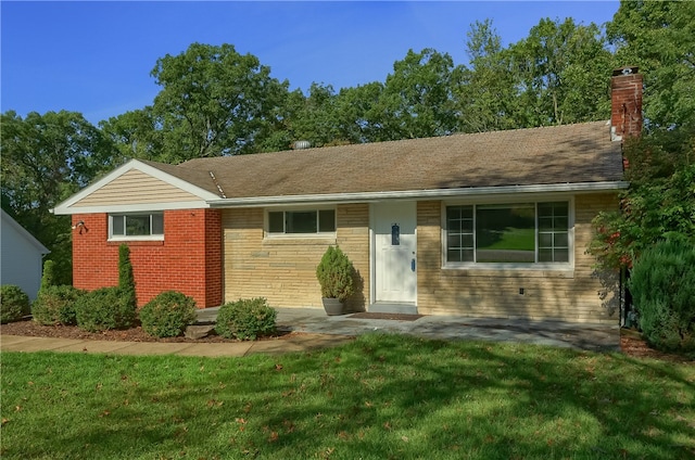 ranch-style house featuring a front lawn