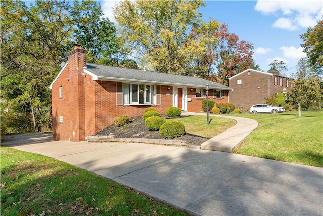 single story home with a front lawn