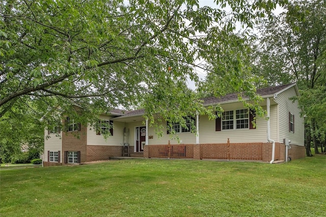 view of front facade featuring a front lawn