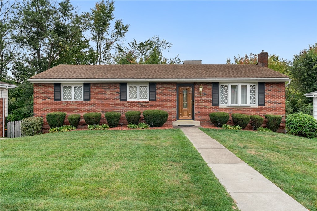 single story home with a front yard