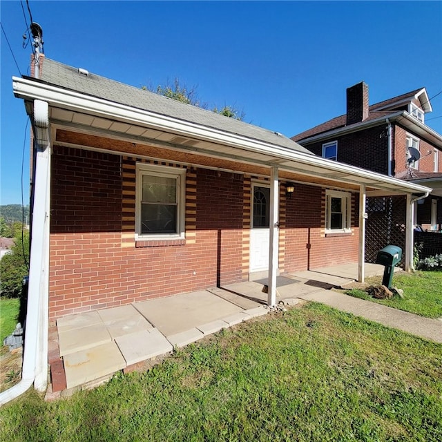 view of front of house with covered porch and a front yard