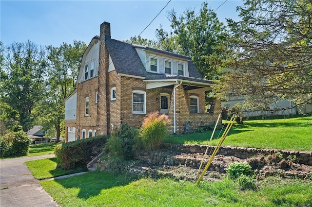 view of front facade with a garage and a front yard