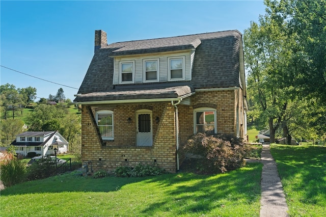 view of front facade with a front lawn