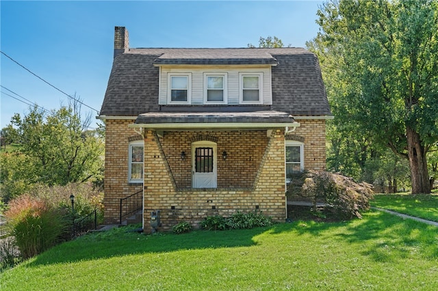 view of front facade with a front lawn