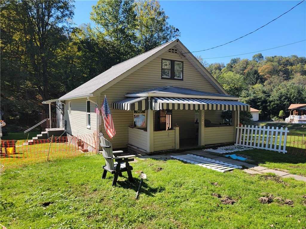 view of front of house with a front lawn